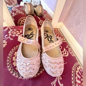 Darling 91/2 Pink Mary Jane flats with Chevron detail trim and Velcro closure